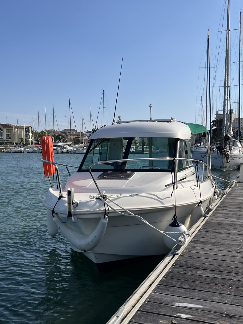Hire Motorboat Jeanneau with a boat licence