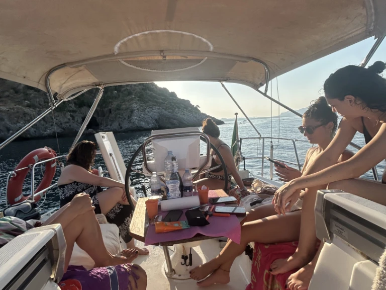 Charter a Bénéteau Oceanis 31 in Palermo on Samboat