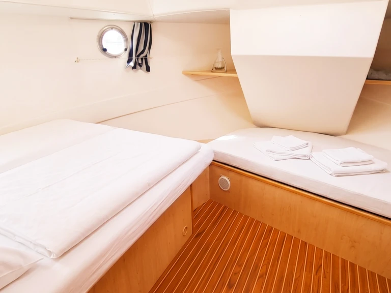 Charter a  Tarpon 32 in Bernburg (Saale) on Samboat