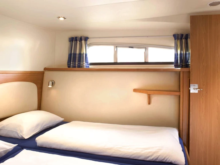 Motorboat to hire Nieuw-Loosdrecht at the best price