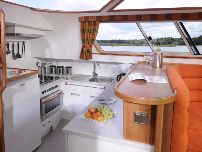 Yacht hire Fürstenberg cheap Europa E.700