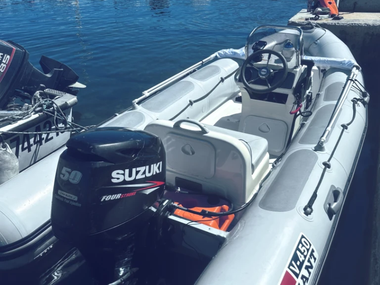 RIB hire in Carro - Valiant Valiant 450 Vanguard