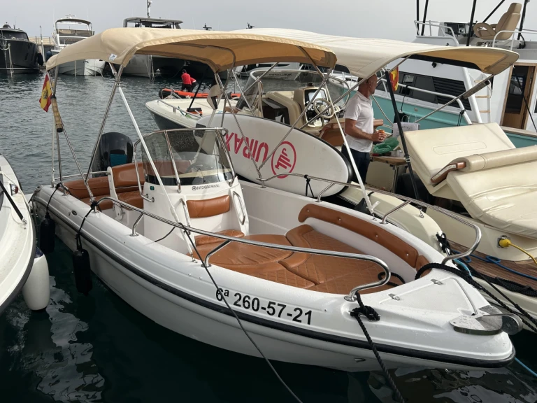 Hire Motorboat Raineri with a boat licence