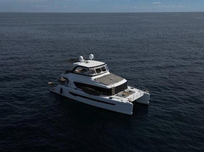 Hire Luxury Yacht Iliad with a boat licence