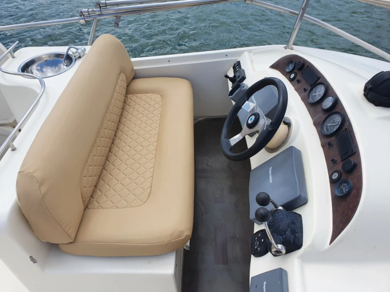 Charter a Doqueve Majestic 46 Fly in Marbella on Samboat
