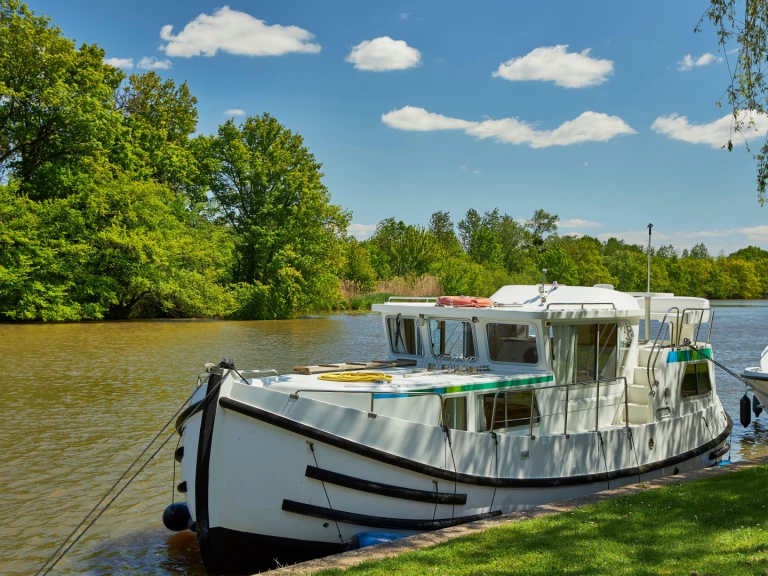 Pénichette Pénichette 1020 FB charter bareboat or skippered in  Montesquieu-Lauragais
