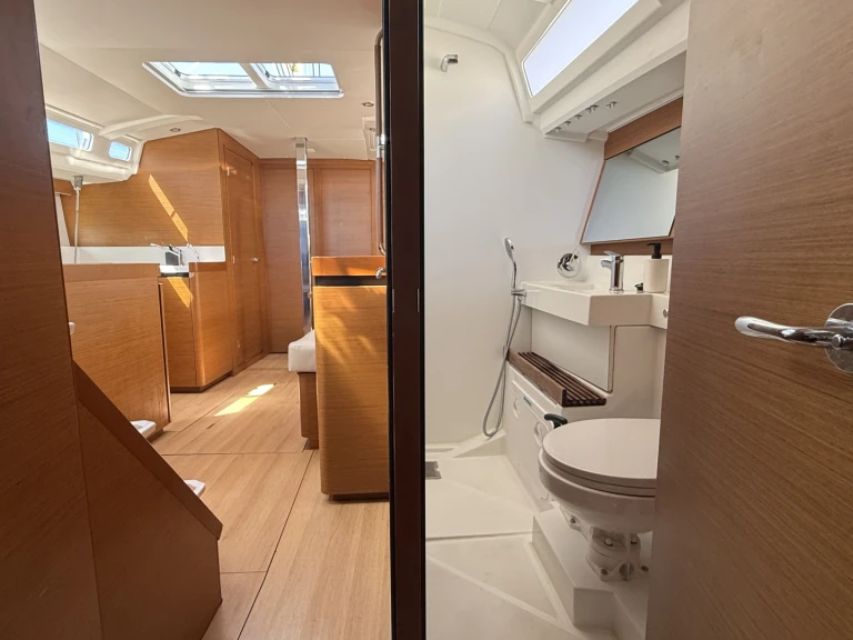 Hire Sailboat with or without skipper Jeanneau Pula