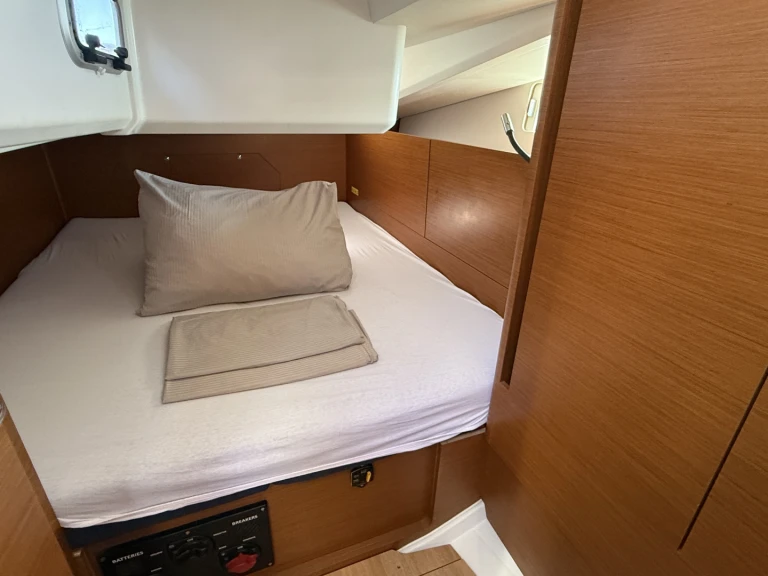Yacht hire Pula cheap Sun Odyssey 440