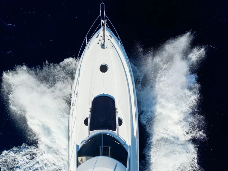Hire Motorboat Sunseeker with a boat licence