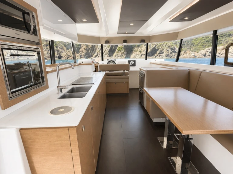 Hire Motorboat Fountaine Pajot with a boat licence