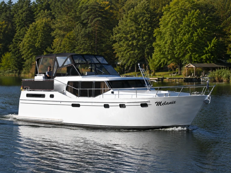 Vacance 1300 charter bareboat or skippered in  Waren (Müritz)