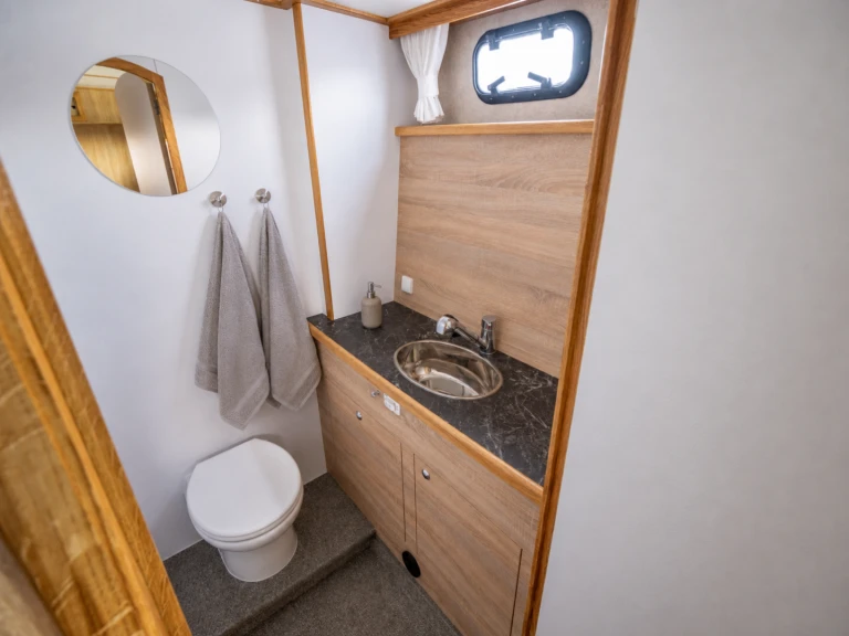 Charter a Vacance 1300 in Waren (Müritz) on Samboat