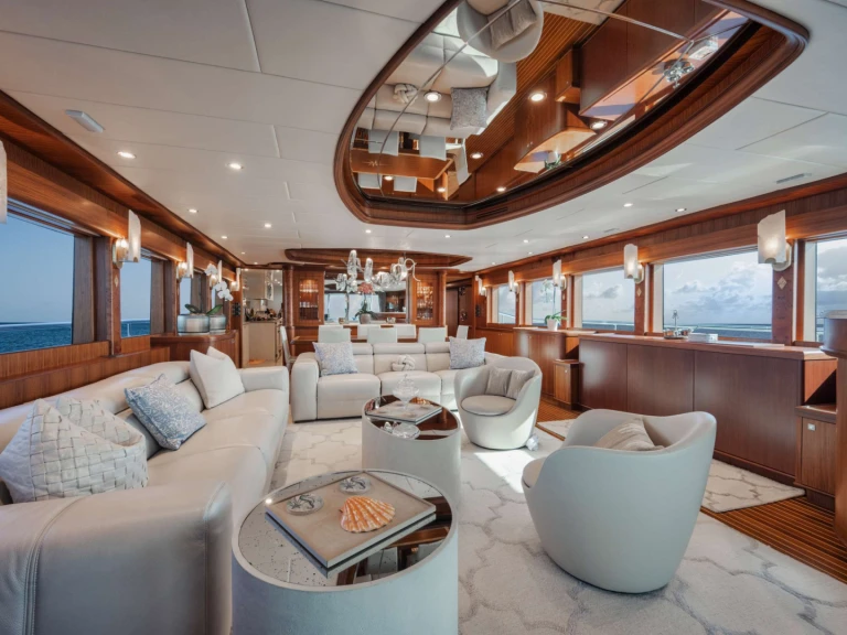 Yacht hire Bahamas cheap She's a Peach
