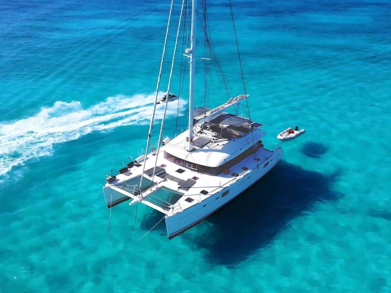 Luxury Yacht hire in Bahamas - Lagoon Amura