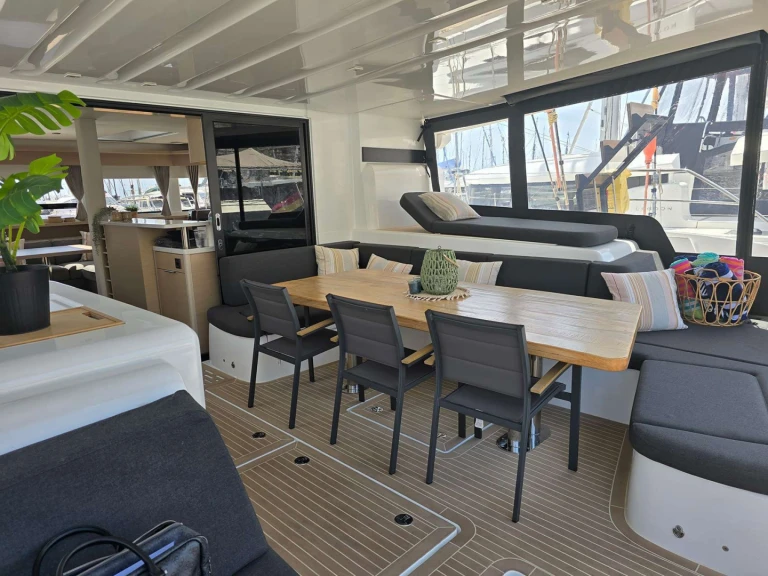 Hire Luxury Yacht Lagoon with a boat licence