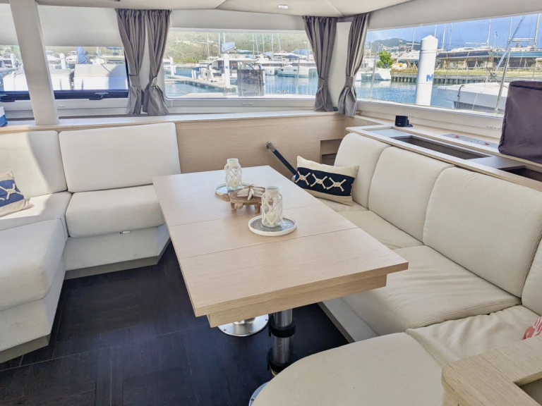 Luxury Yacht to hire Frenchman's Cay at the best price