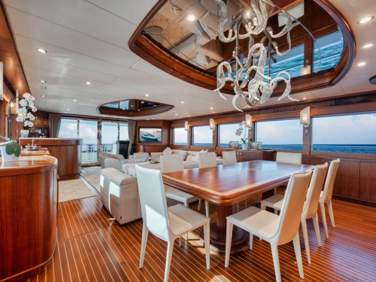 Hire Luxury Yacht Johnson with a boat licence