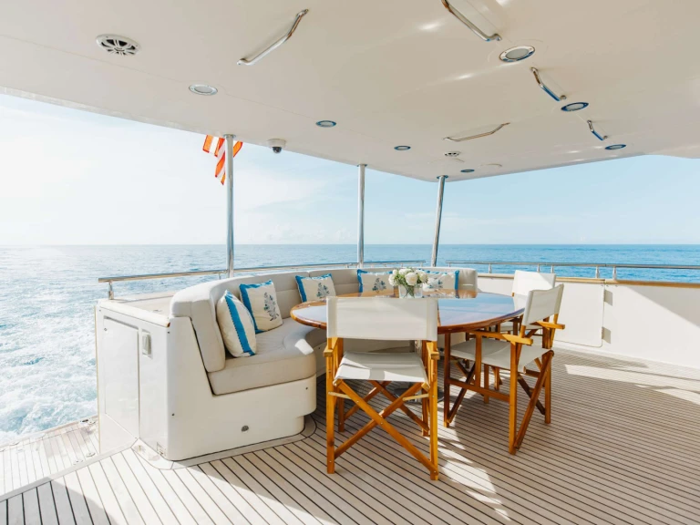 Hire Luxury Yacht President with a boat licence