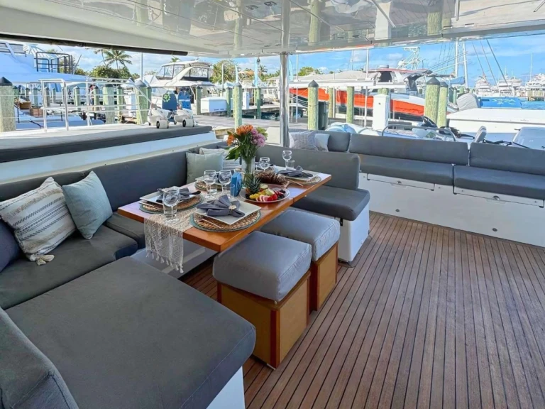 Luxury Yacht to hire Bahamas at the best price