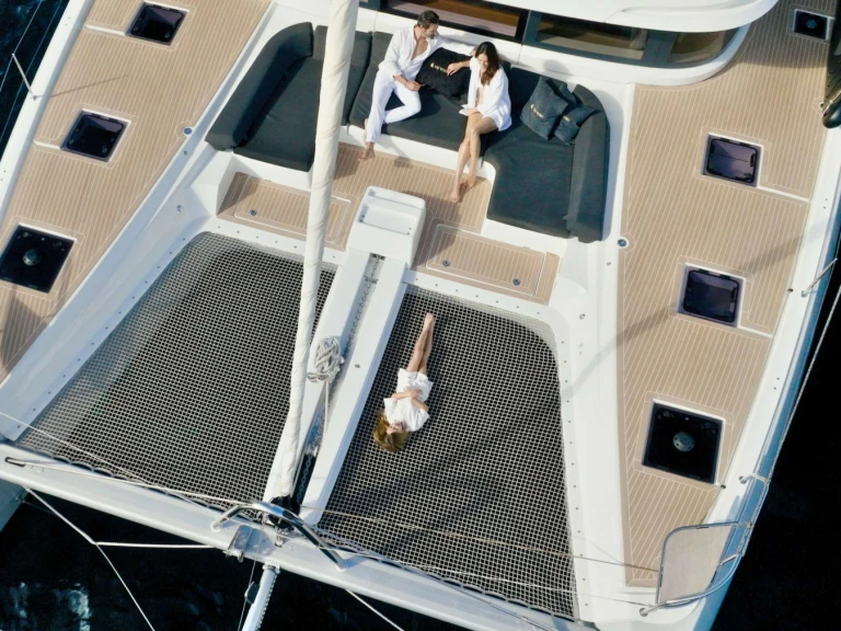 Hire Luxury Yacht Lagoon with a boat licence