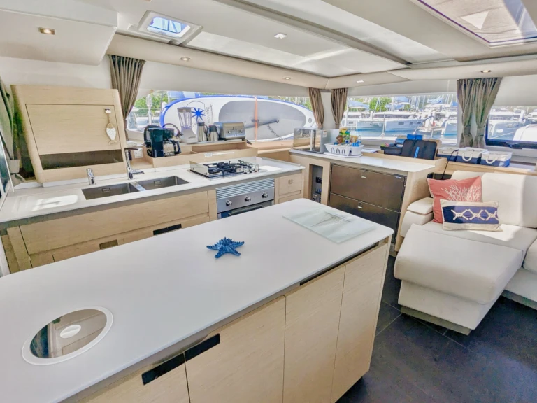 Hire Luxury Yacht with or without skipper Fountaine Pajot Frenchman's Cay