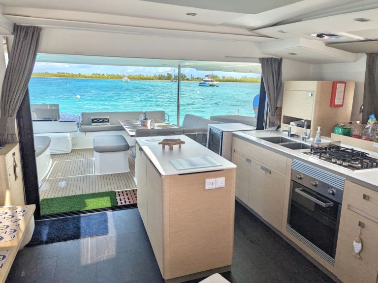 Luxury Yacht to hire Frenchman's Cay at the best price
