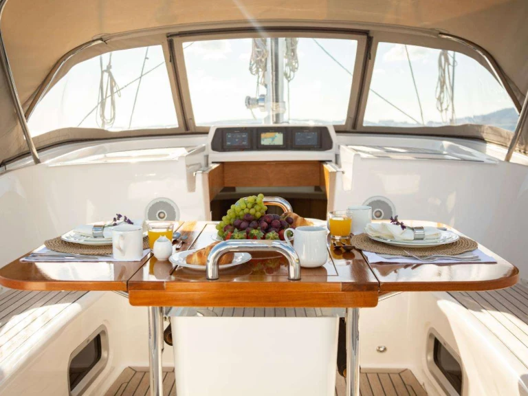 Hire Luxury Yacht Oyster Marine with a boat licence