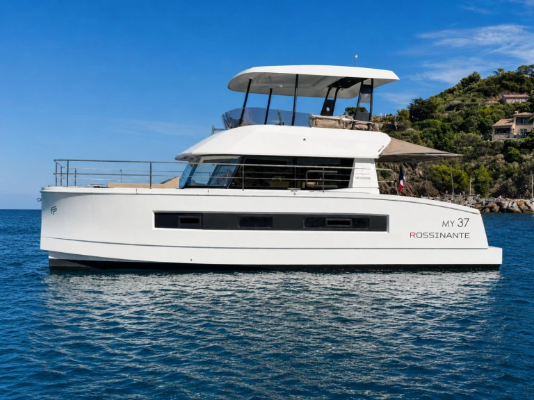 Hire Motorboat Fountaine Pajot with a boat licence
