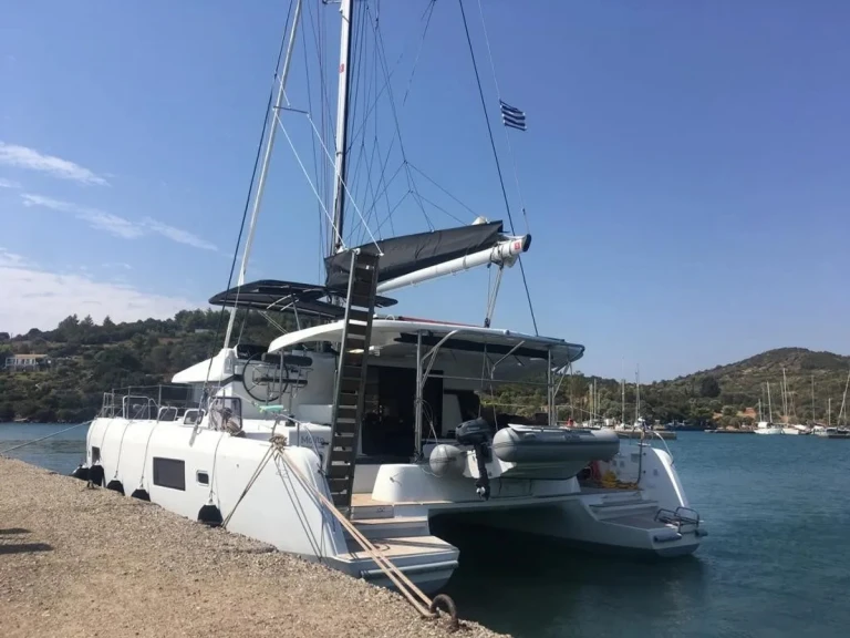 Yacht hire Lefkáda cheap Lagoon 42
