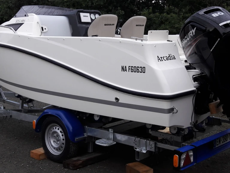 Hire Motorboat Quicksilver with a boat licence