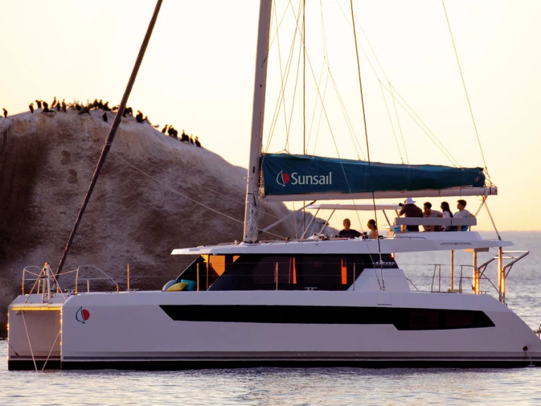 Charter a  Sunsail 424/4/4 in Saint George on Samboat