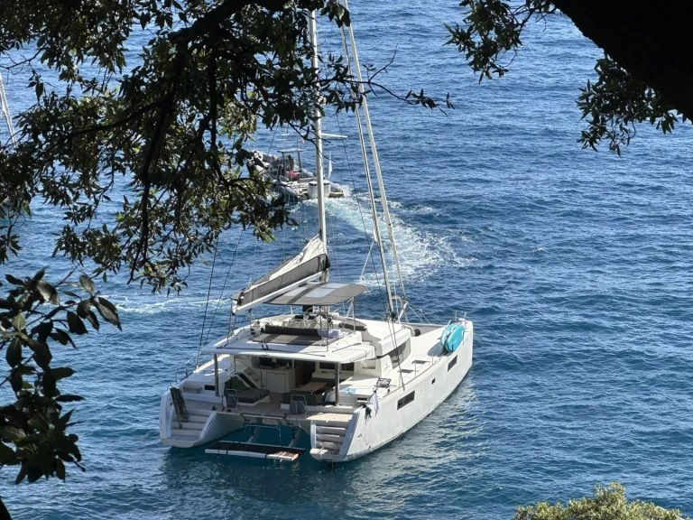 Catamaran hire in Alimos - Lagoon Lagoon 52 F