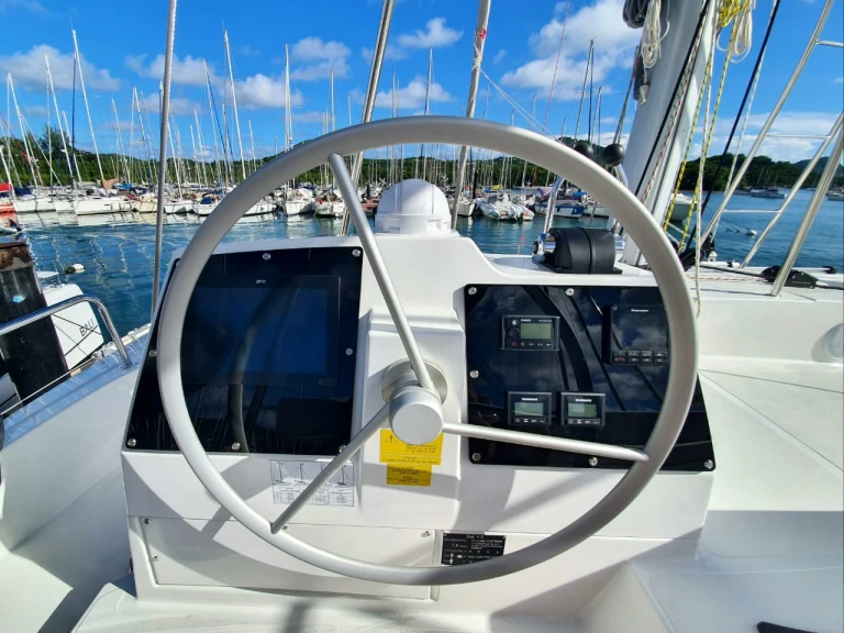 Charter a BALI 4.6 5 CABINES NUM 5 BALI 4.6 5 CABINES NUM 5 in Le Marin on Samboat