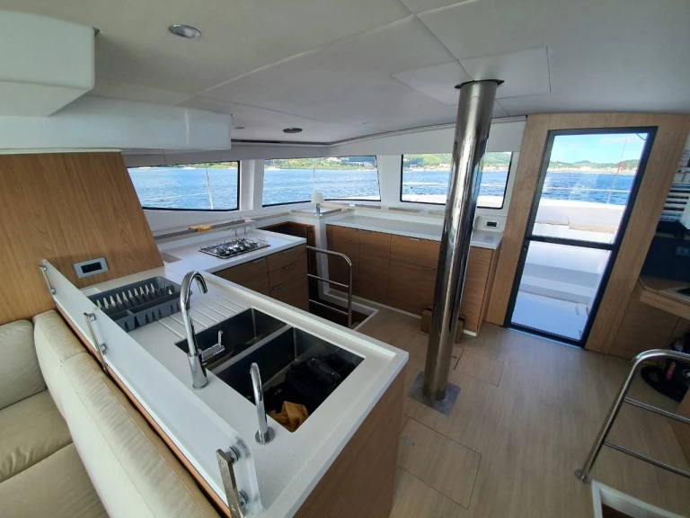 Hire Catamaran BALI 4.6 5 CABINES NUM 5 with a boat licence