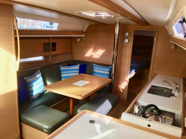 Sailboat to hire Hamble-le-Rice at the best price