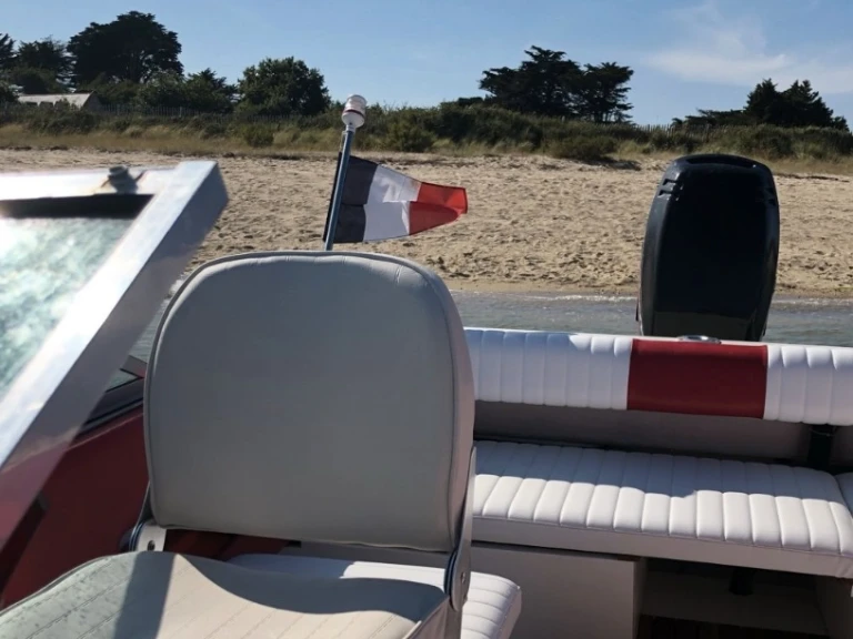 Motorboat to hire Divatte-sur-Loire at the best price