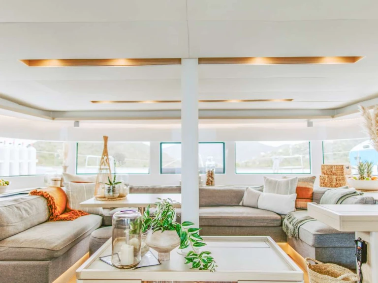 Hire Luxury Yacht Lagoon with a boat licence