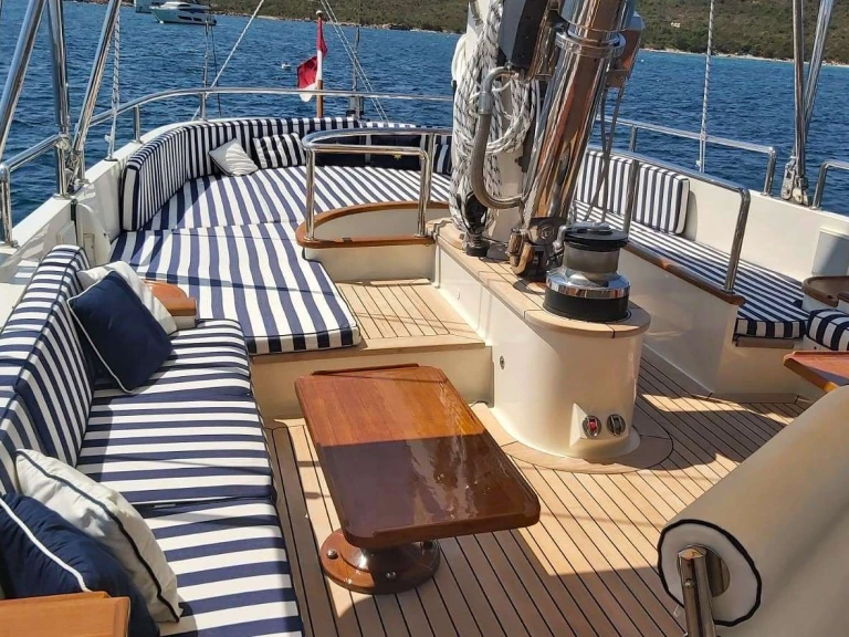 Hire Luxury Yacht Perini Navi with a boat licence