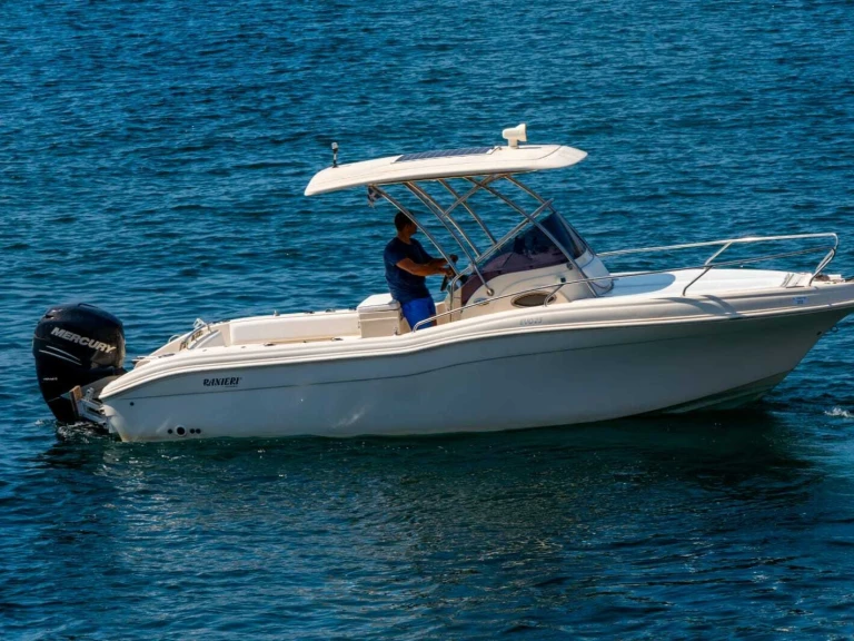 Hire Motorboat Ranieri with a boat licence