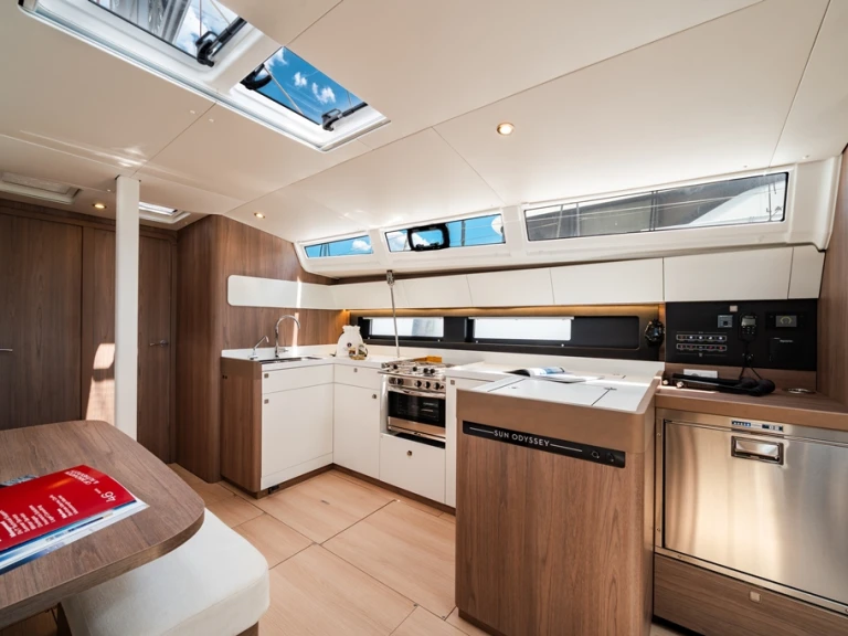Charter a Jeanneau Sun Odyssey 455 in Rhodes (City) on Samboat