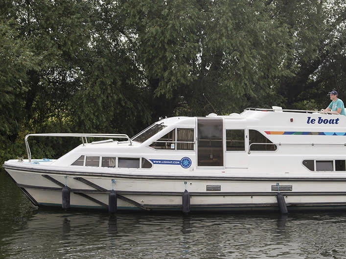Charter a Le Boat Crusader in Migennes on Samboat