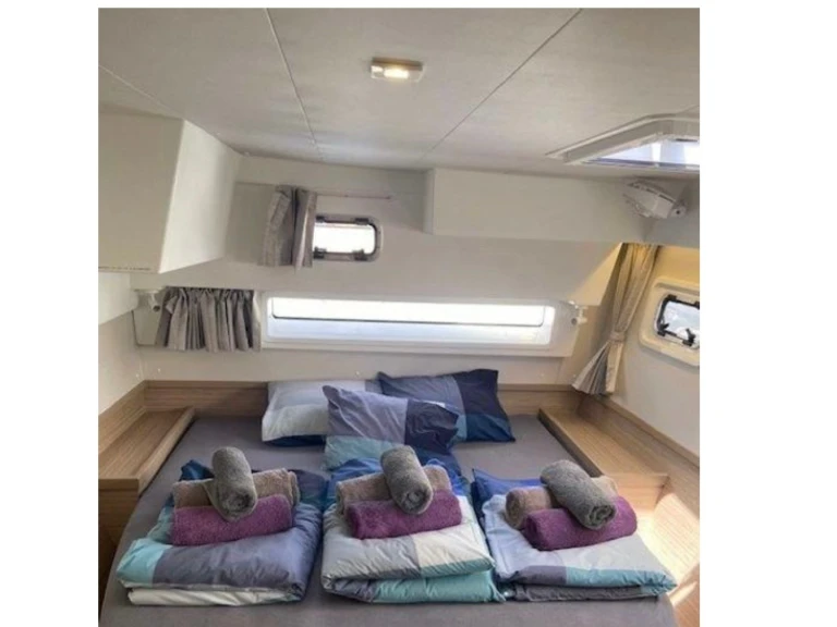 Hire Catamaran Lagoon with a boat licence