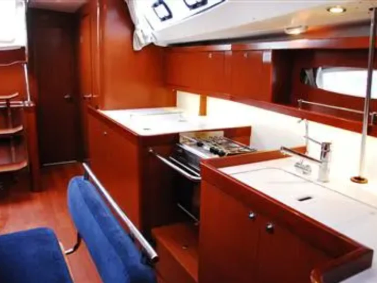 Charter a Bénéteau Oceanis 46 Family in Oban on Samboat
