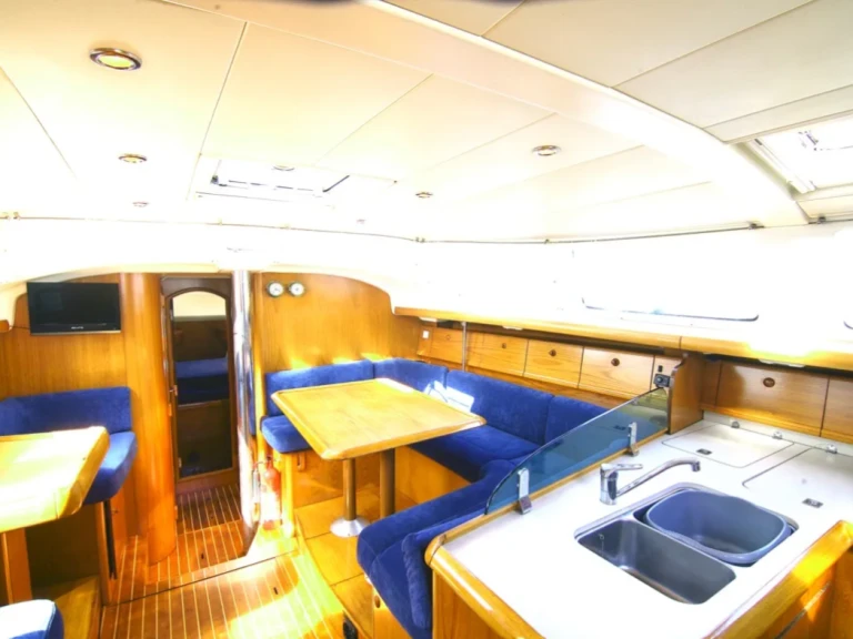 Charter a Jeanneau Sun Odyssey 43 DS in Oban on Samboat