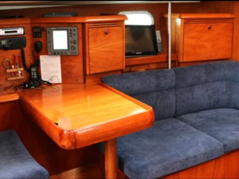 Hire Sailboat Jeanneau with a boat licence