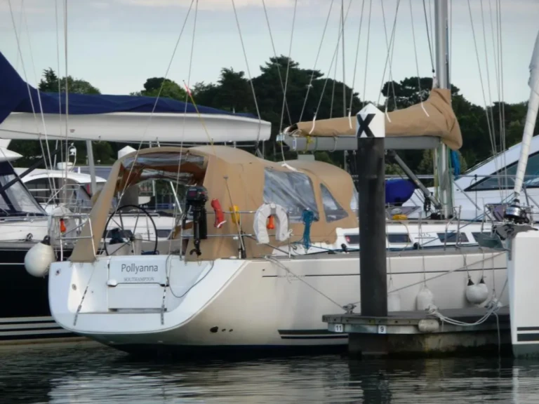Charter a Dufour Dufour 425 in Oban on Samboat
