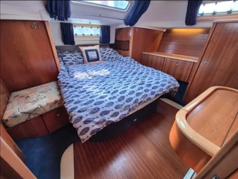 Hire Sailboat Moody with a boat licence