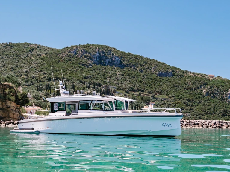 Hire Motorboat Axopar with a boat licence