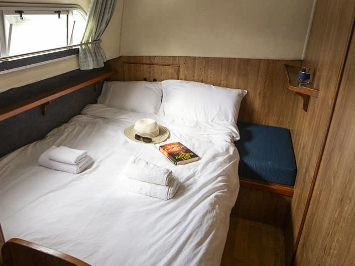 Charter a Le Boat Crusader in Migennes on Samboat