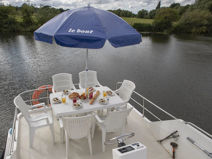 Hire Motorboat Le Boat with a boat licence